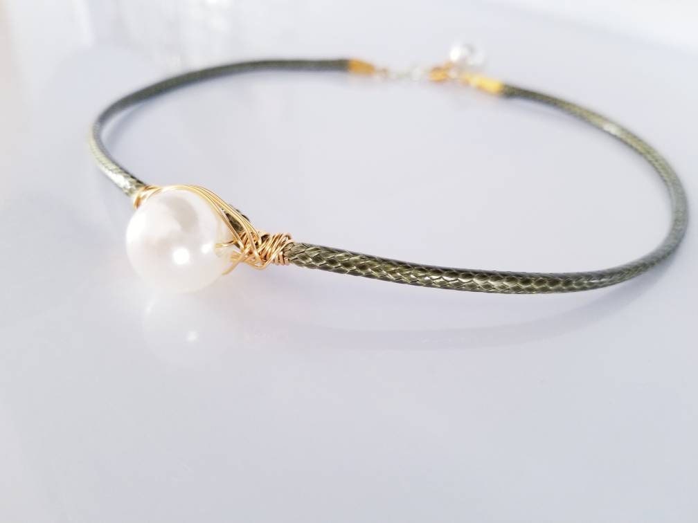 LEATHER CHOKER, Dainty pearl necklace, Leather and pearl necklace, Chunky choker necklace, Leather choker, choker collar necklace for women