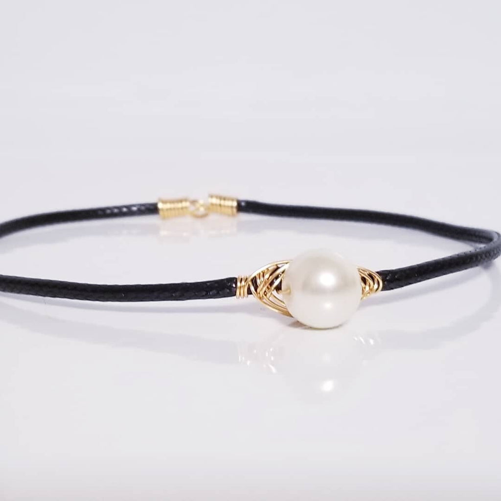 Leather pearl choker,Pearl Black choker, LEATHER CHOKER, Leather and pearl necklace, Leather choker collar, choker collar necklace