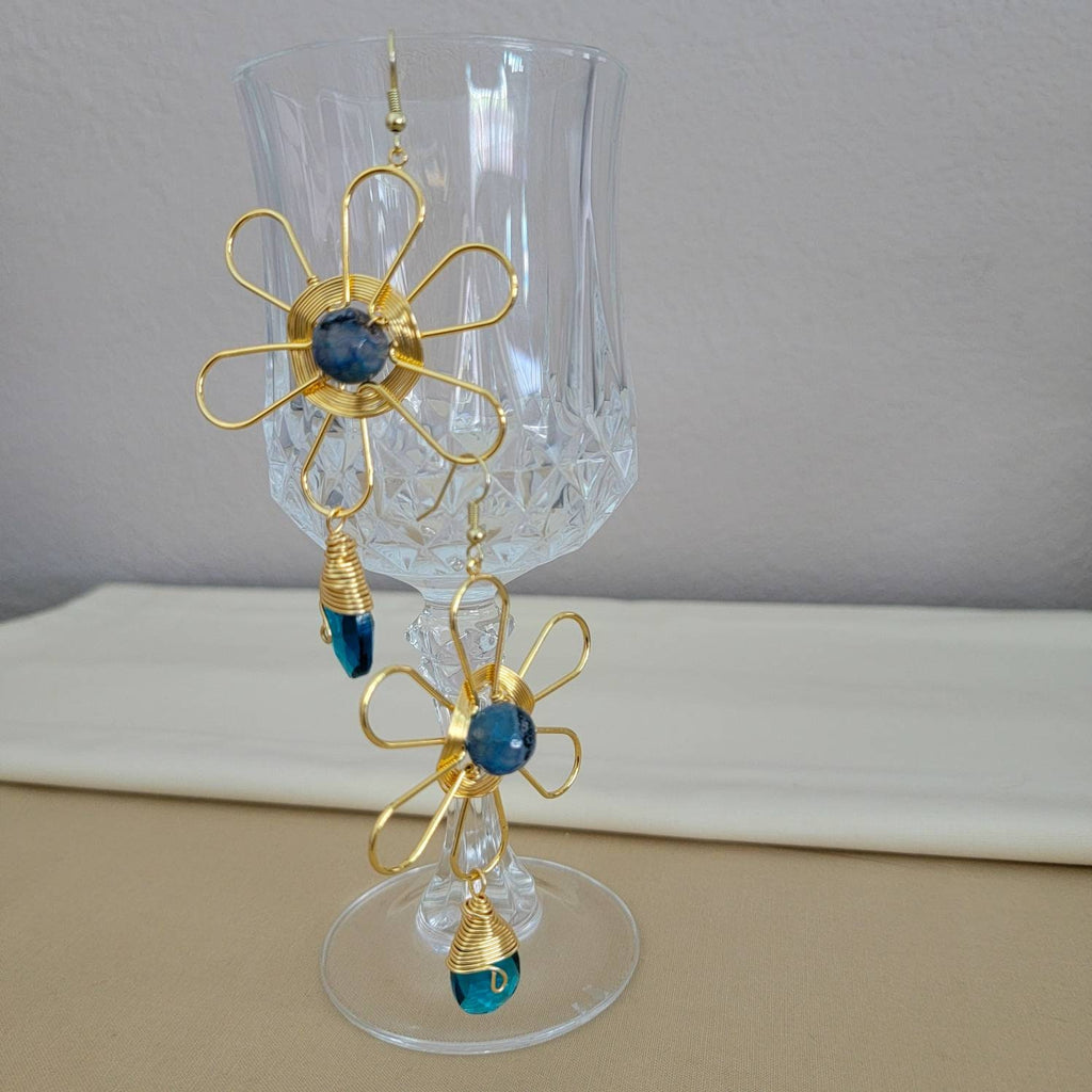 Daisy Flower Earrings, Large Flower Earrings, Gold flower earrings, Gold daisy earrings, Daisy flower, April birth flower, gift for daughter