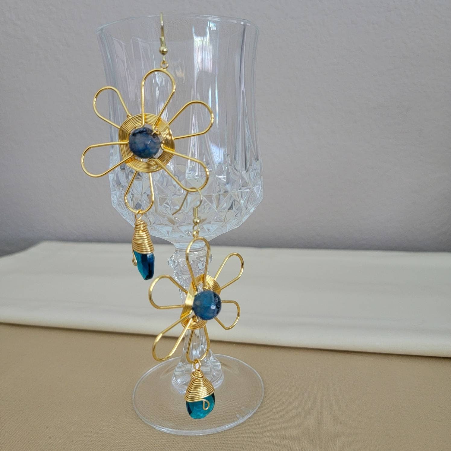 Daisy Flower Earrings, Large Flower Earrings, Gold flower earrings, Gold daisy earrings, Daisy flower, April birth flower, gift for daughter