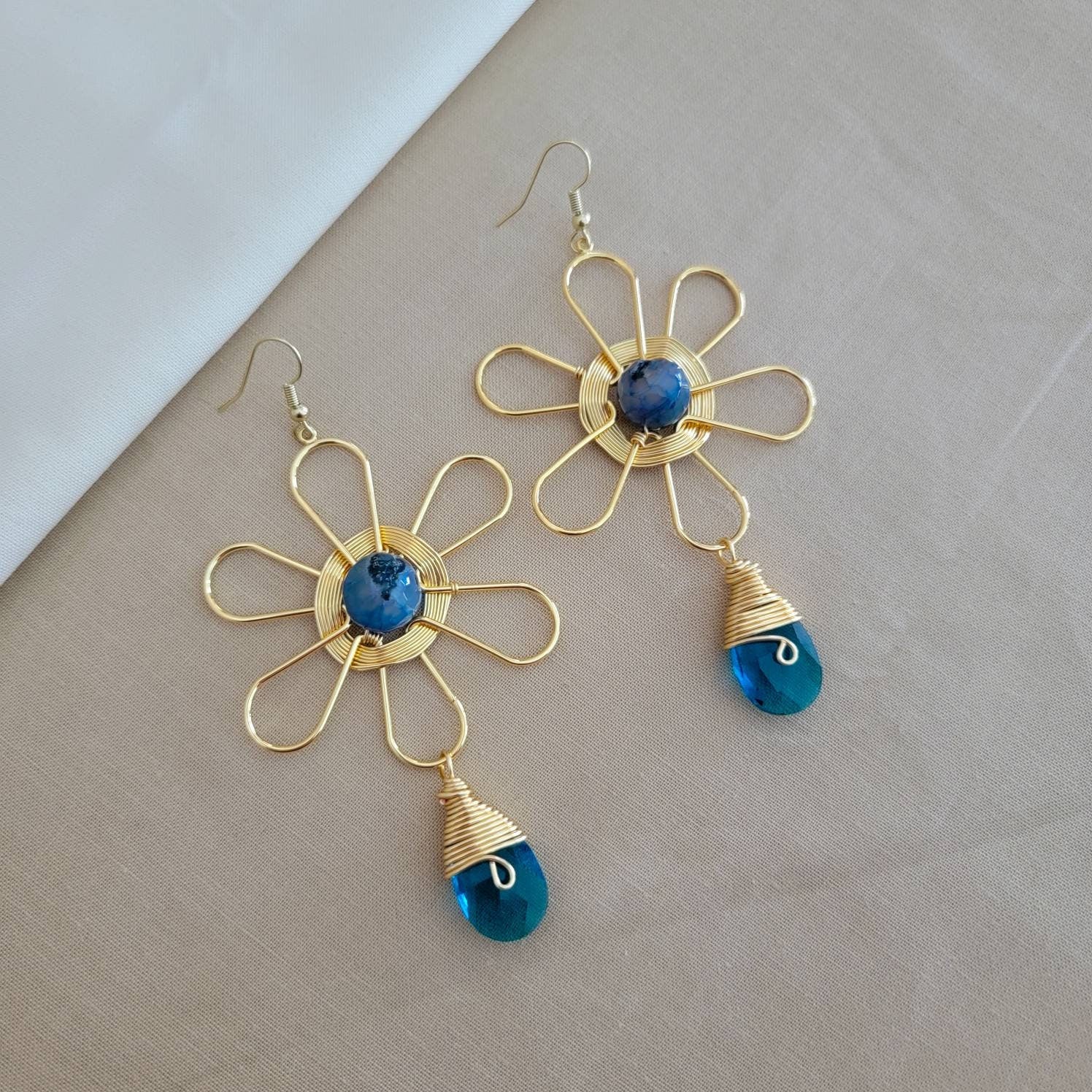 Daisy Flower Earrings, Large Flower Earrings, Gold flower earrings, Gold daisy earrings, Daisy flower, April birth flower, gift for daughter