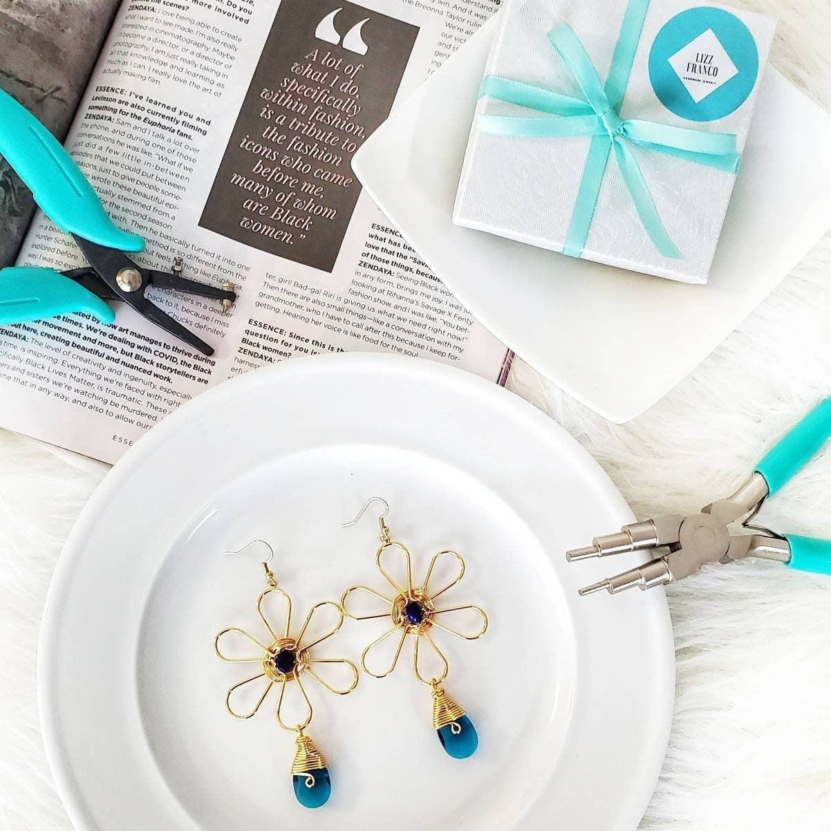 Daisy earrings, Large flower earrings, Dainty flower earrings, Botanical earrings, Birth flower earrings, Flower earrings, Daisy flower hoop