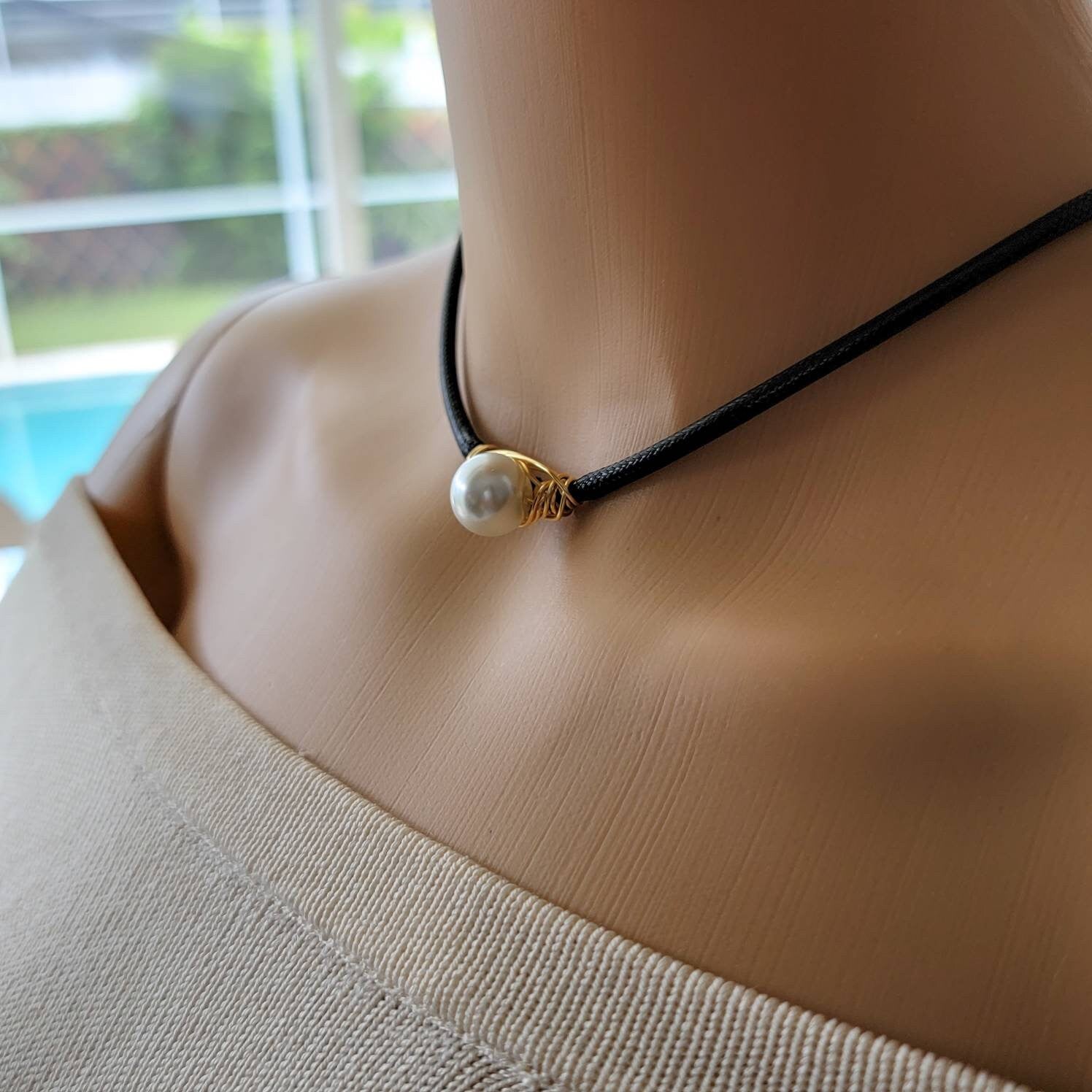Leather pearl choker,Pearl Black choker, LEATHER CHOKER, Leather and pearl necklace, Leather choker collar, choker collar necklace