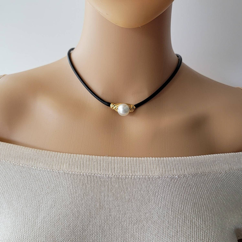 Leather pearl choker,Pearl Black choker, LEATHER CHOKER, Leather and pearl necklace, Leather choker collar, choker collar necklace