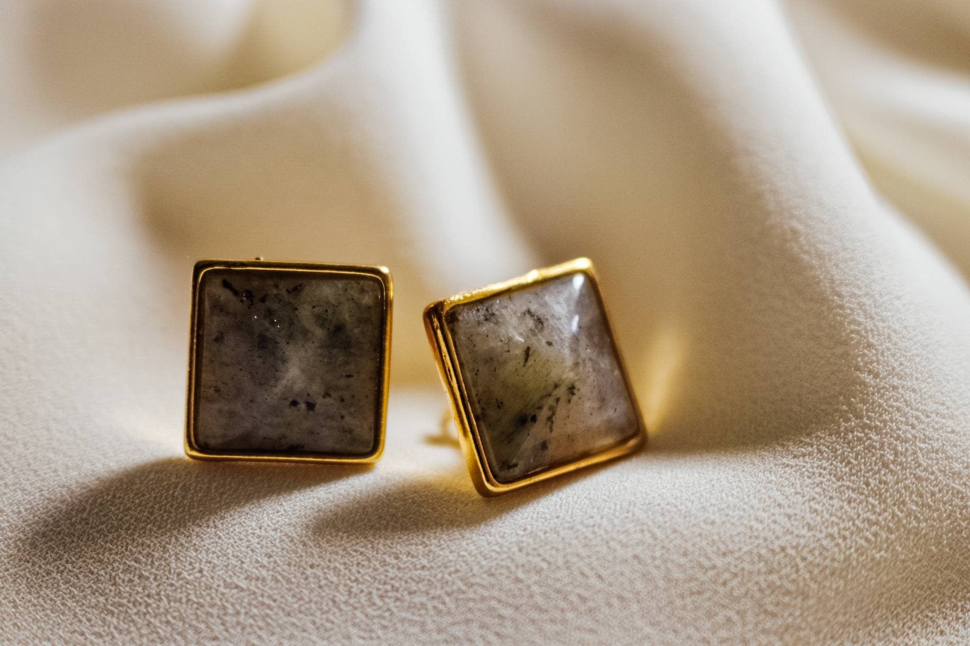 Labradorite Studs earrings, gemstones labradorit, natural labradorit, gold minimalistic earrings, gifted mom giftful, daintyearring