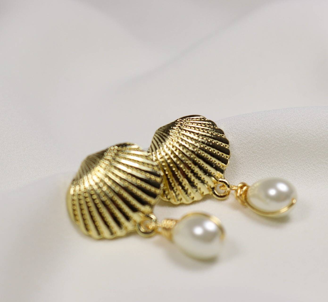 Scallop Shell Earrings, Shell Pearl Earrings, Beachy earrings, Shell huggie earring, Beachy jewelry, Beach wedding, Gold scallop shell Ear