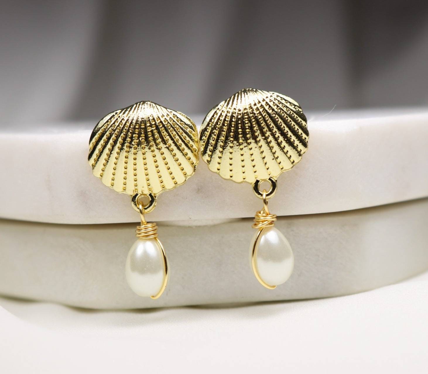 Scallop Shell Earrings, Shell Pearl Earrings, Beachy earrings, Shell huggie earring, Beachy jewelry, Beach wedding, Gold scallop shell Ear