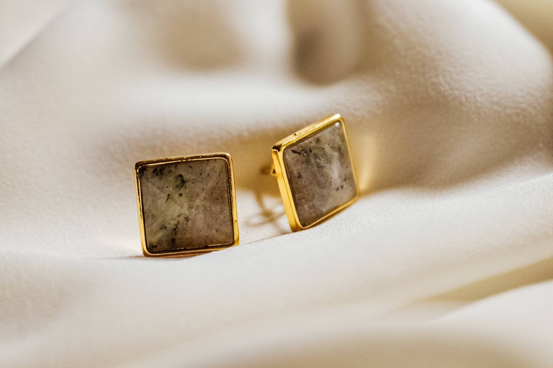 Labradorite Studs earrings, gemstones labradorit, natural labradorit, gold minimalistic earrings, gifted mom giftful, daintyearring