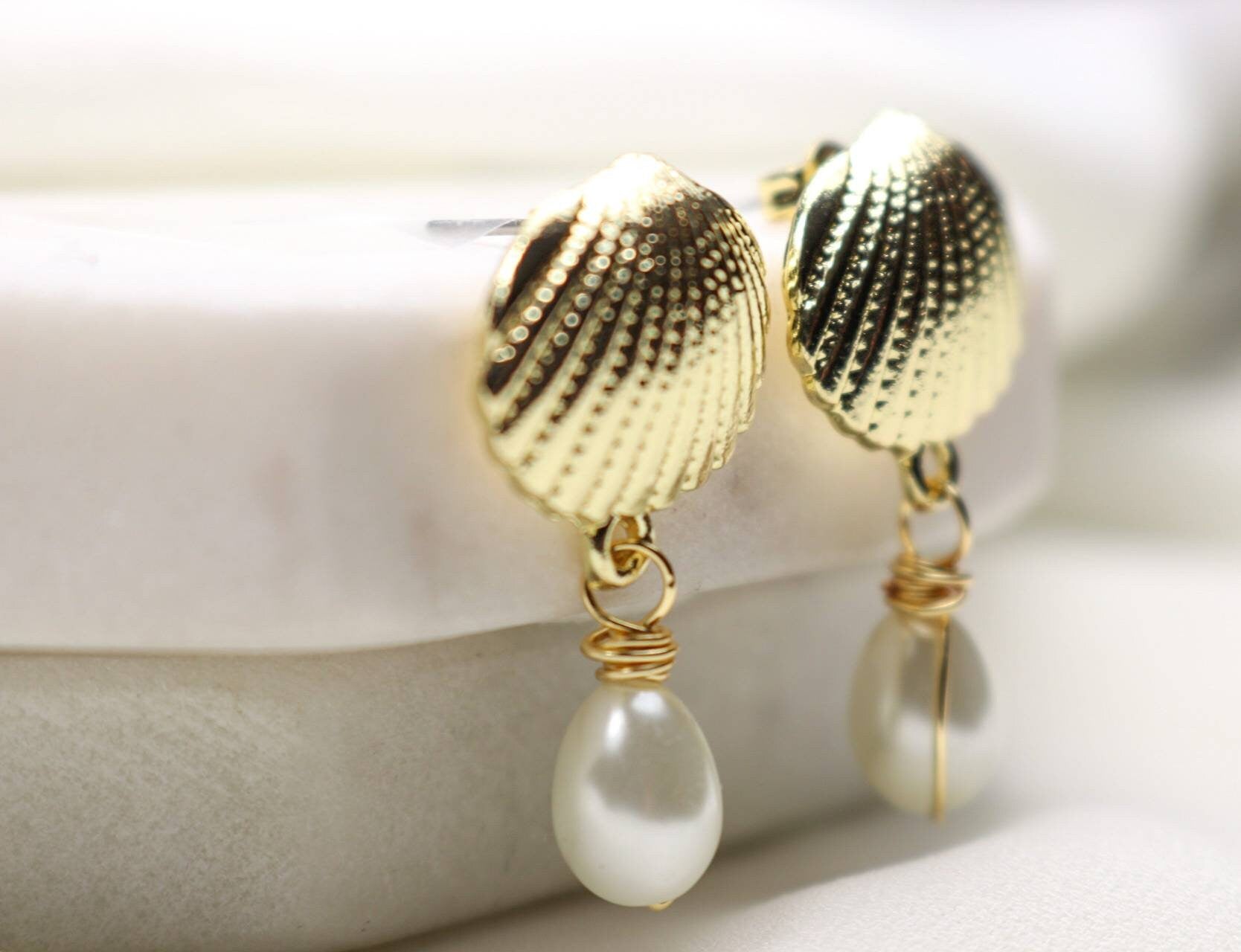 Scallop Shell Earrings, Shell Pearl Earrings, Beachy earrings, Shell huggie earring, Beachy jewelry, Beach wedding, Gold scallop shell Ear