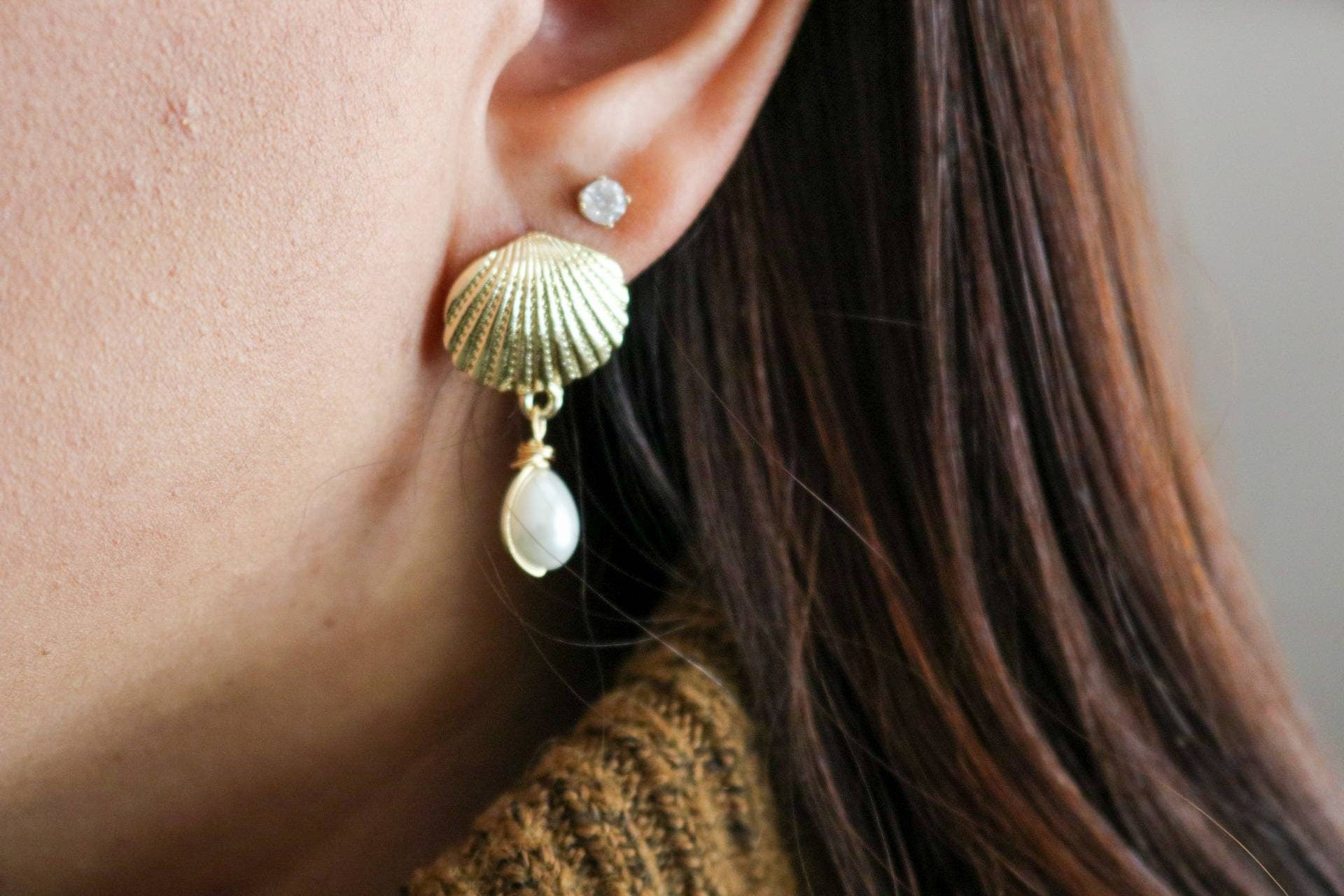 Scallop Shell Earrings, Shell Pearl Earrings, Beachy earrings, Shell huggie earring, Beachy jewelry, Beach wedding, Gold scallop shell Ear