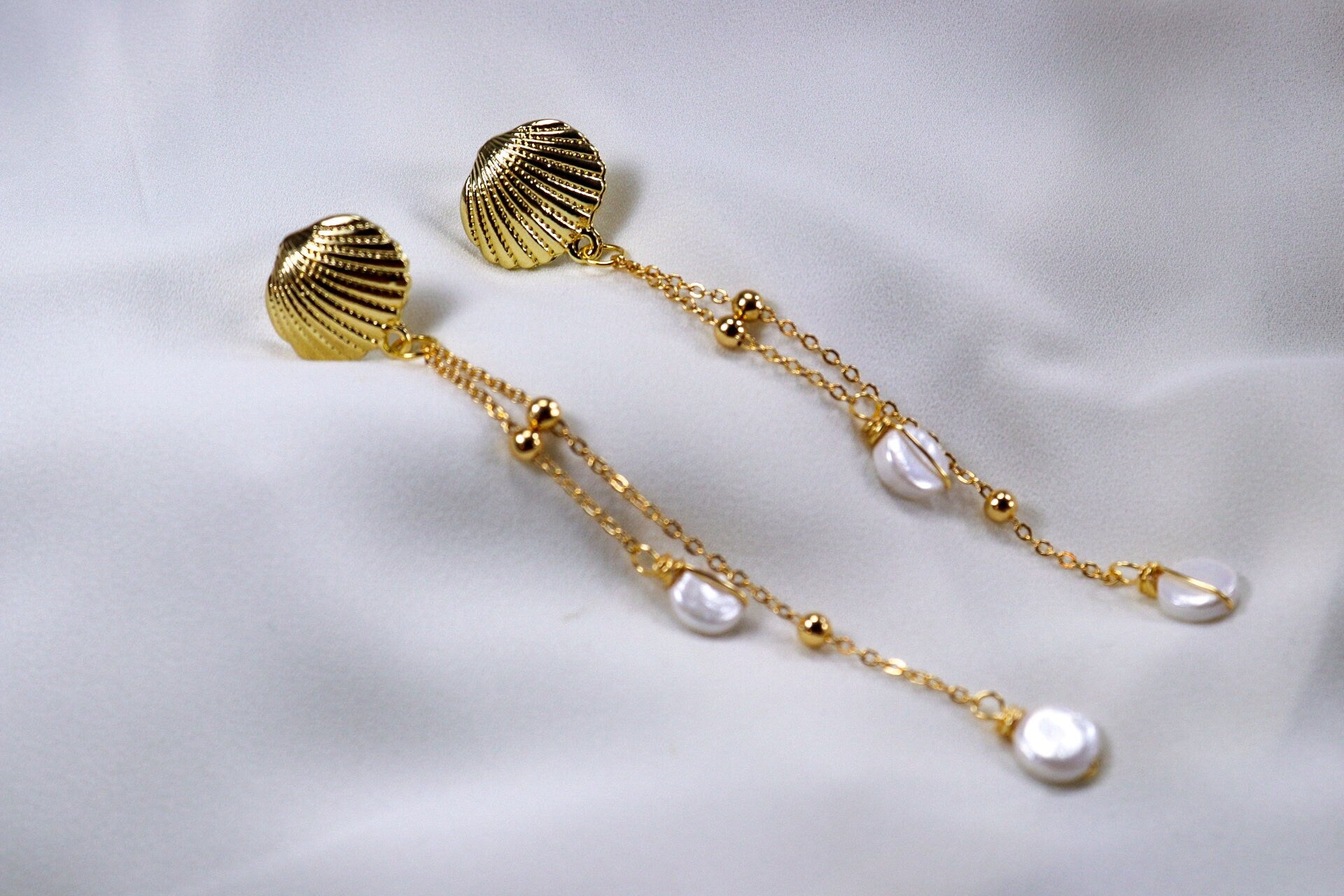 Gold Filled Freshwater Pearl Threader Earring, Chain Earrings, Minimalist Threader, Mother of pearl earrings, Bridal earrings, Gift for Her