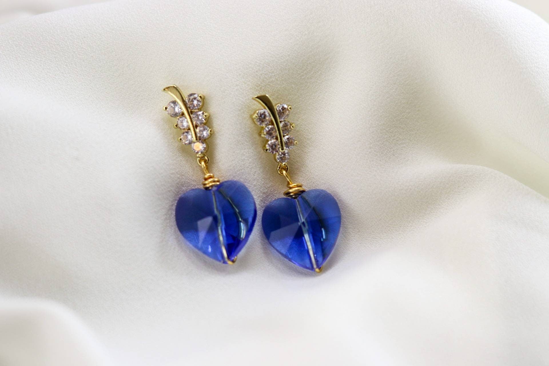 Heart earrings, Heartful earrings, valentins earrings, dropping earring, minimalistic earrings, valentine earrings gifted, gifted earrings