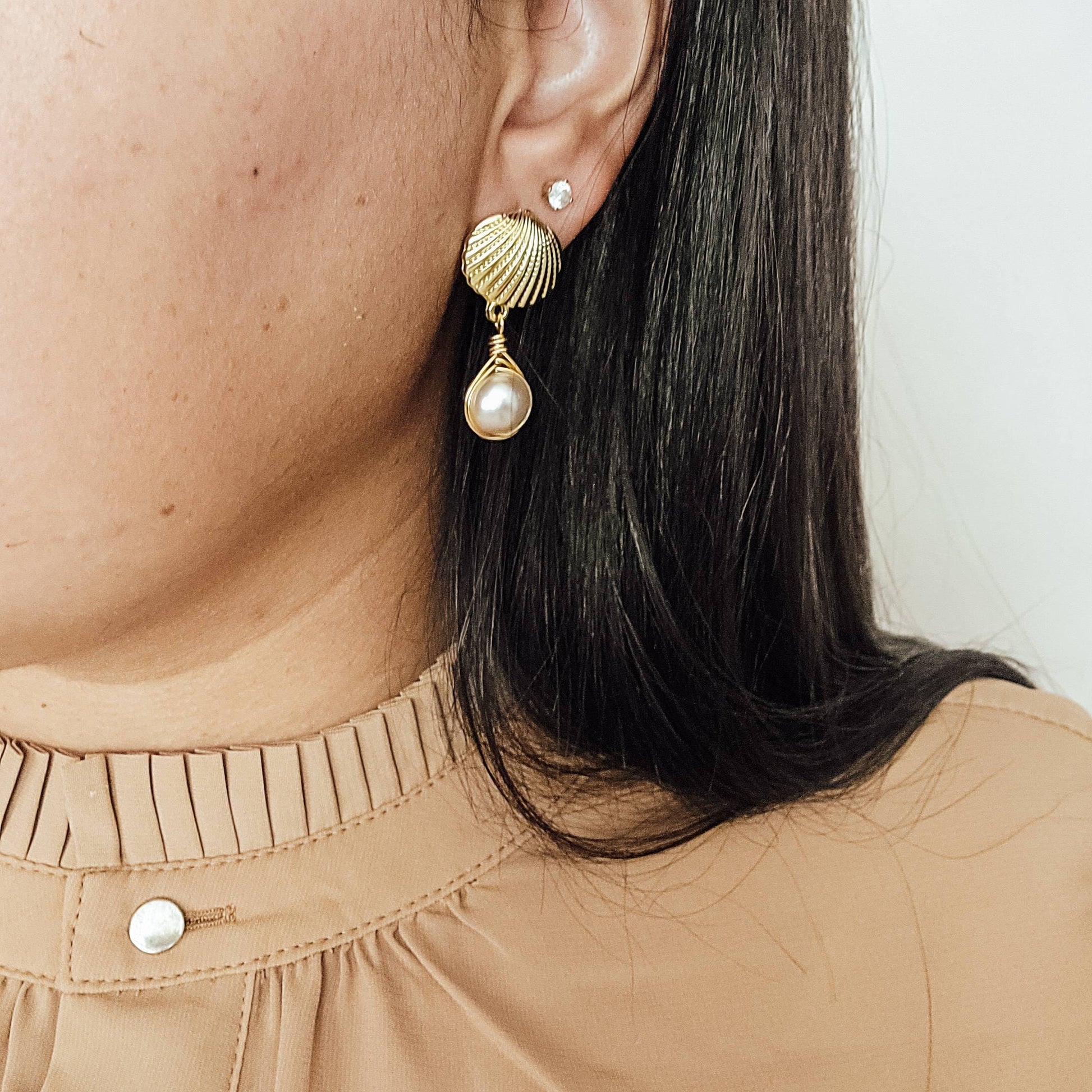 Pink pearl Seashell earrings, Gold shell earrings, Mermaid Earrings, Pink Pearl Drop Earrings, Dainty pearl earrings, Pearl huggie earrings