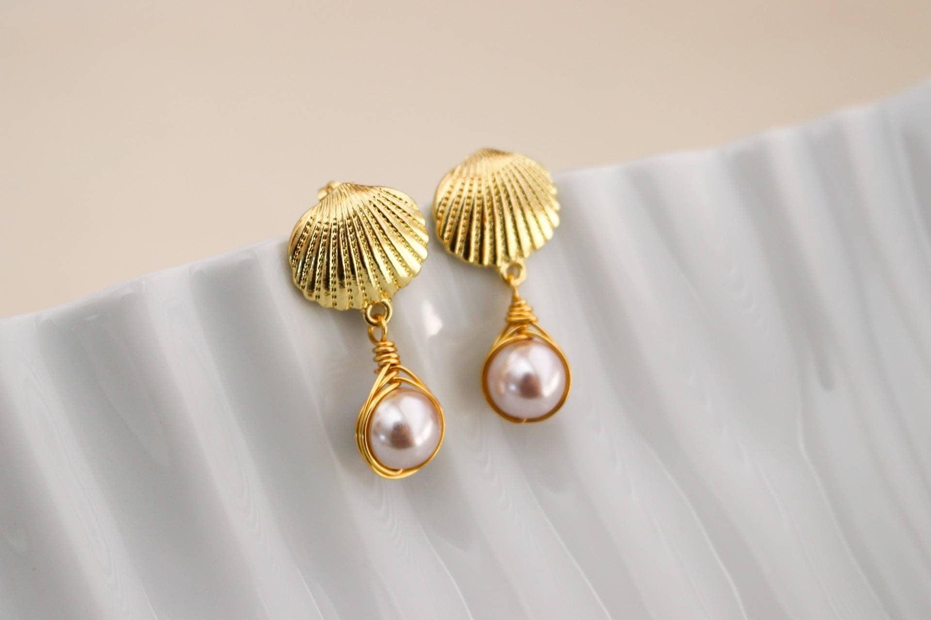 Pink pearl Seashell earrings, Gold shell earrings, Mermaid Earrings, Pink Pearl Drop Earrings, Dainty pearl earrings, Pearl huggie earrings