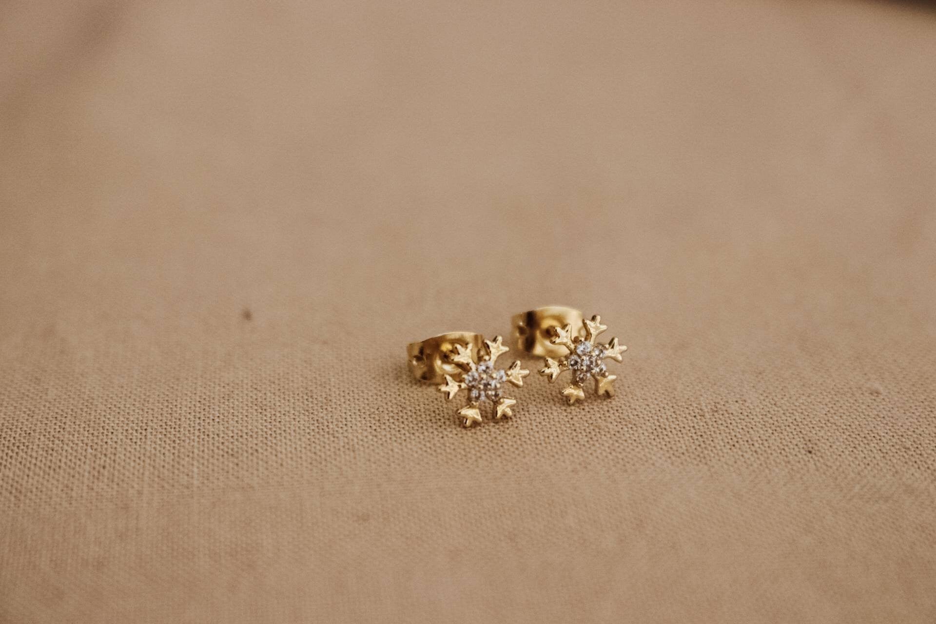 Snowflake gold Earrings, Earring studs christmas, tini earrings, minimalistic earrings, WINTER earrings, Snow flake Minimalist Earrings