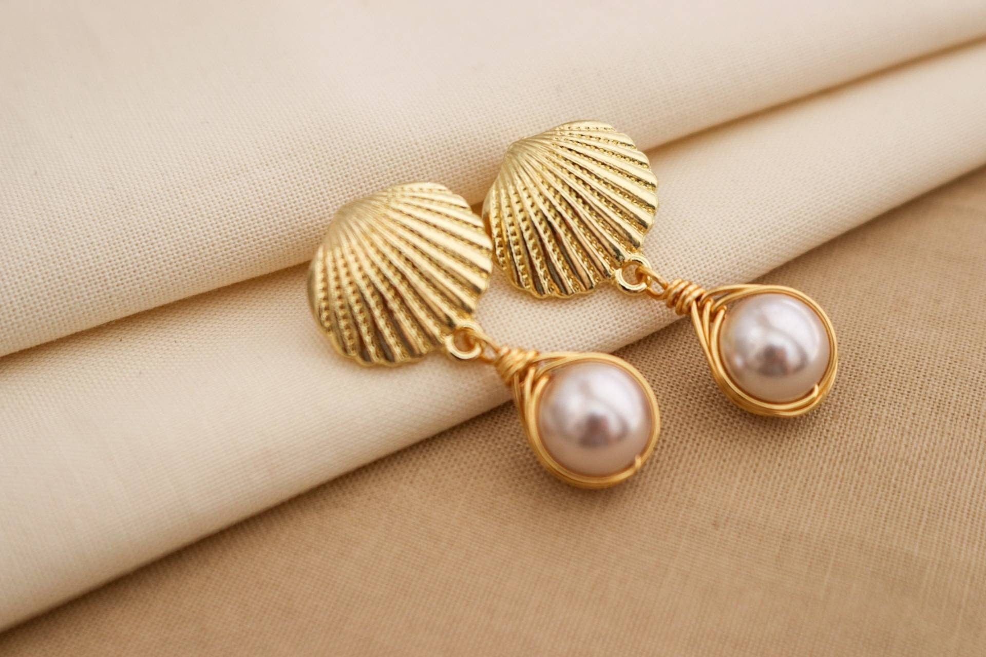Pink pearl Seashell earrings, Gold shell earrings, Mermaid Earrings, Pink Pearl Drop Earrings, Dainty pearl earrings, Pearl huggie earrings