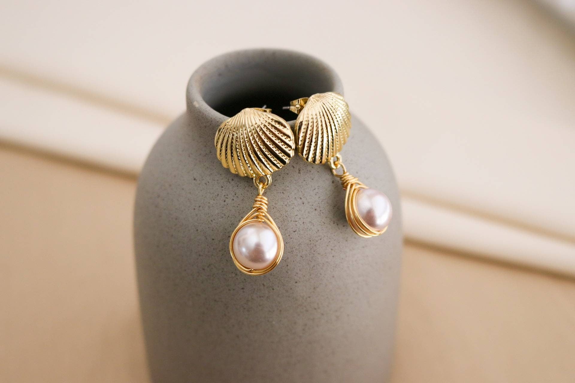 Pink pearl Seashell earrings, Gold shell earrings, Mermaid Earrings, Pink Pearl Drop Earrings, Dainty pearl earrings, Pearl huggie earrings