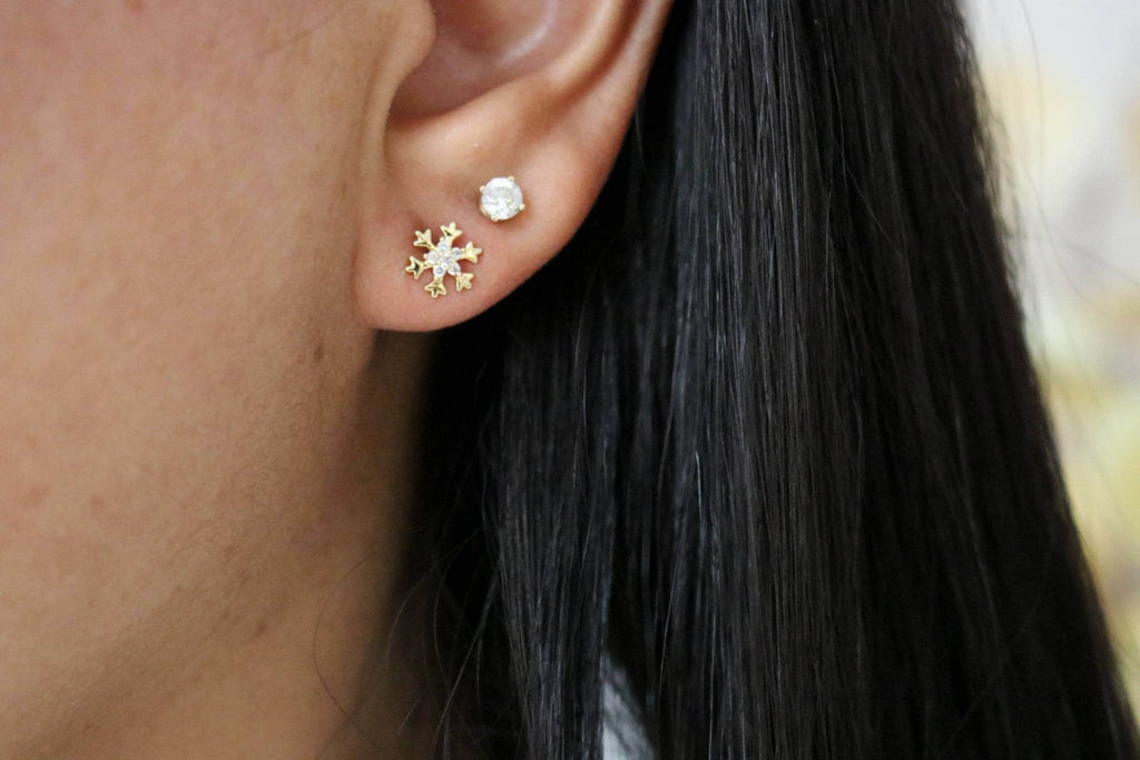 Snowflake gold Earrings, Earring studs christmas, tini earrings, minimalistic earrings, WINTER earrings, Snow flake Minimalist Earrings