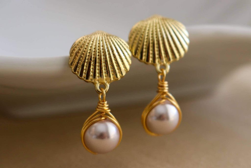 Pink pearl Seashell earrings, Gold shell earrings, Mermaid Earrings, Pink Pearl Drop Earrings, Dainty pearl earrings, Pearl huggie earrings