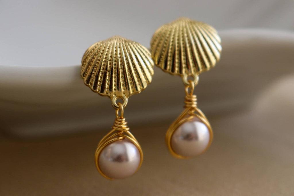 Pink pearl Seashell earrings, Gold shell earrings, Mermaid Earrings, Pink Pearl Drop Earrings, Dainty pearl earrings, Pearl huggie earrings