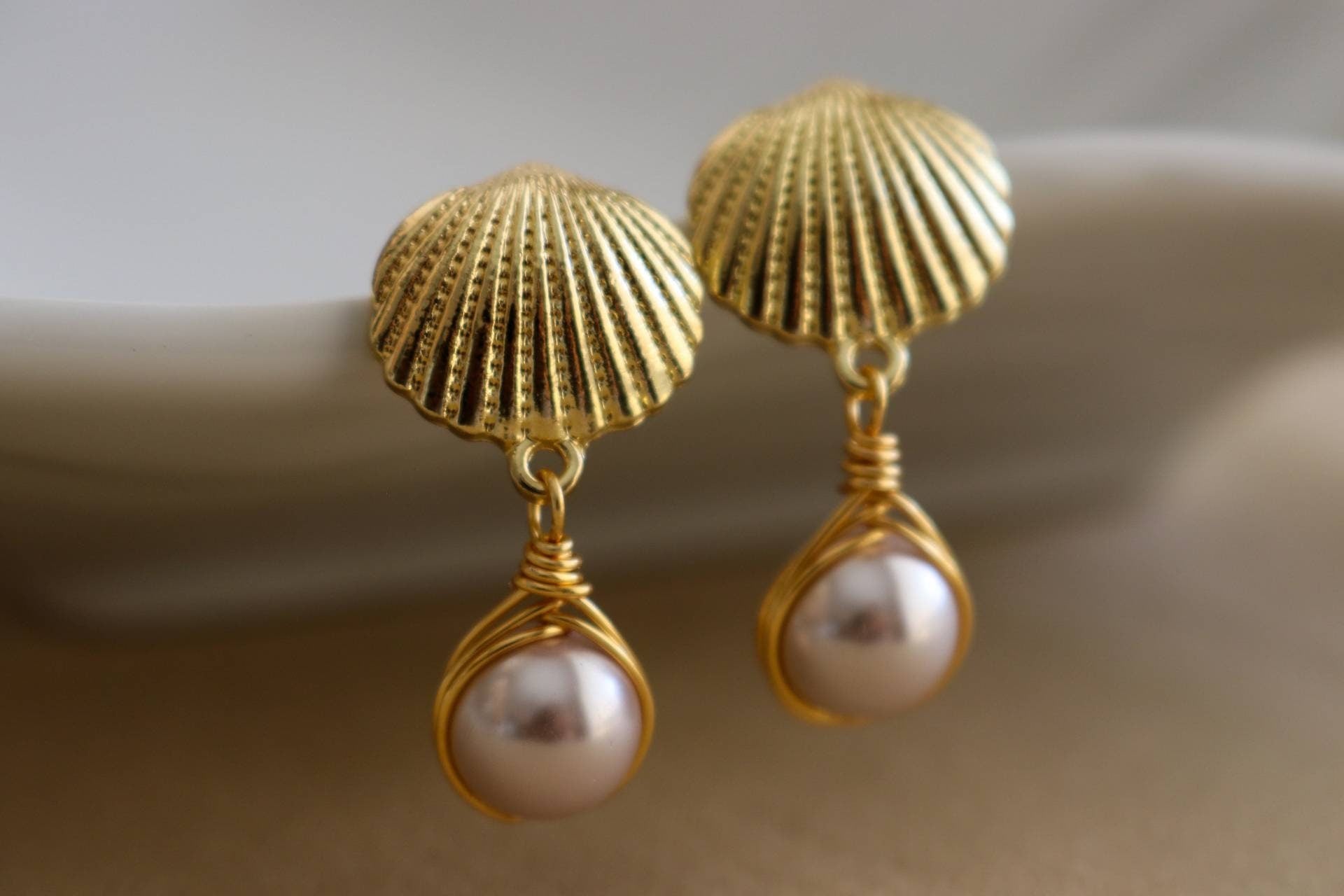 Pink pearl Seashell earrings, Gold shell earrings, Mermaid Earrings, Pink Pearl Drop Earrings, Dainty pearl earrings, Pearl huggie earrings