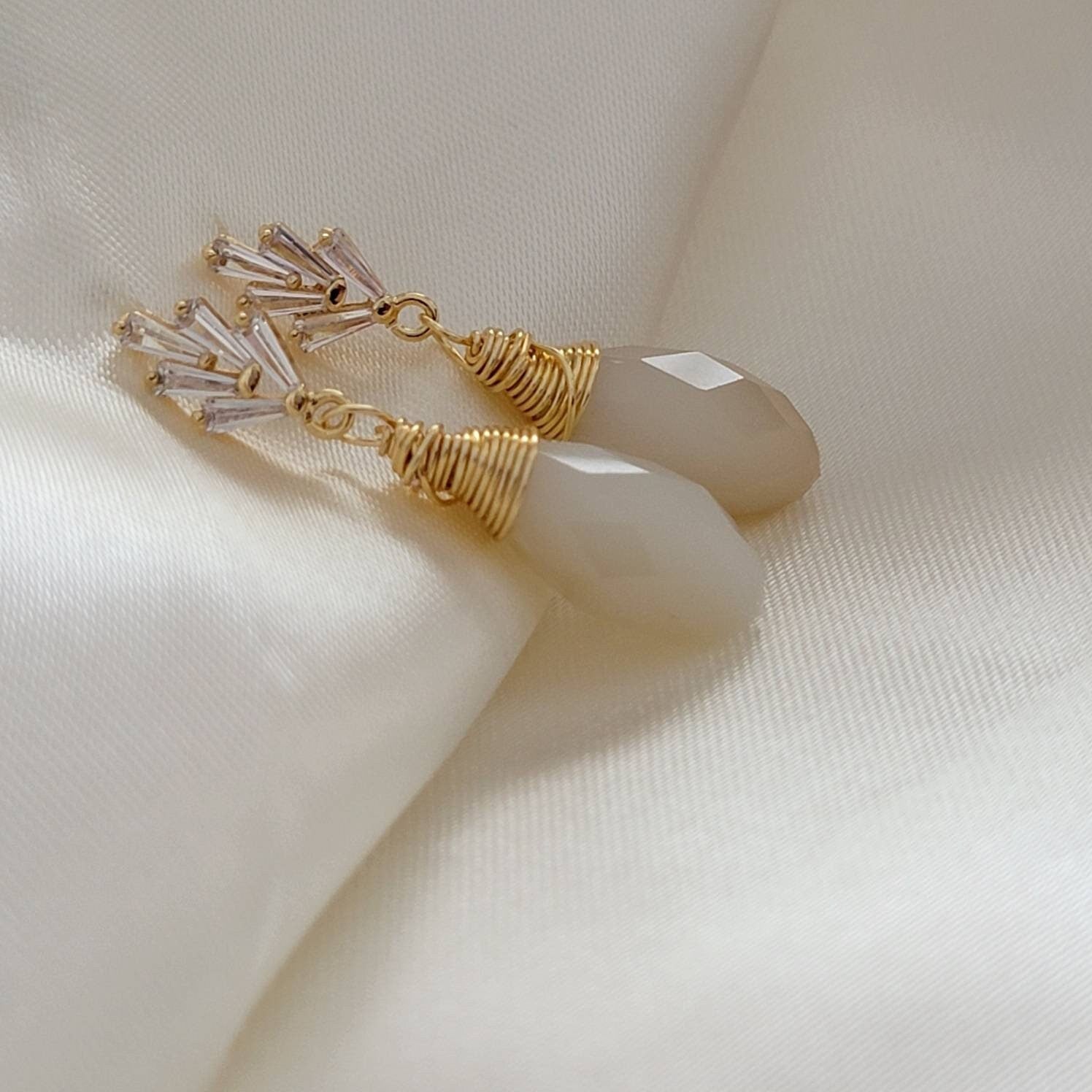 Crystal Tear drop earrings, Bridal Crystal Earrings, Gold Wedding Earrings, Tiny drop earrings, Bridal drop earrings