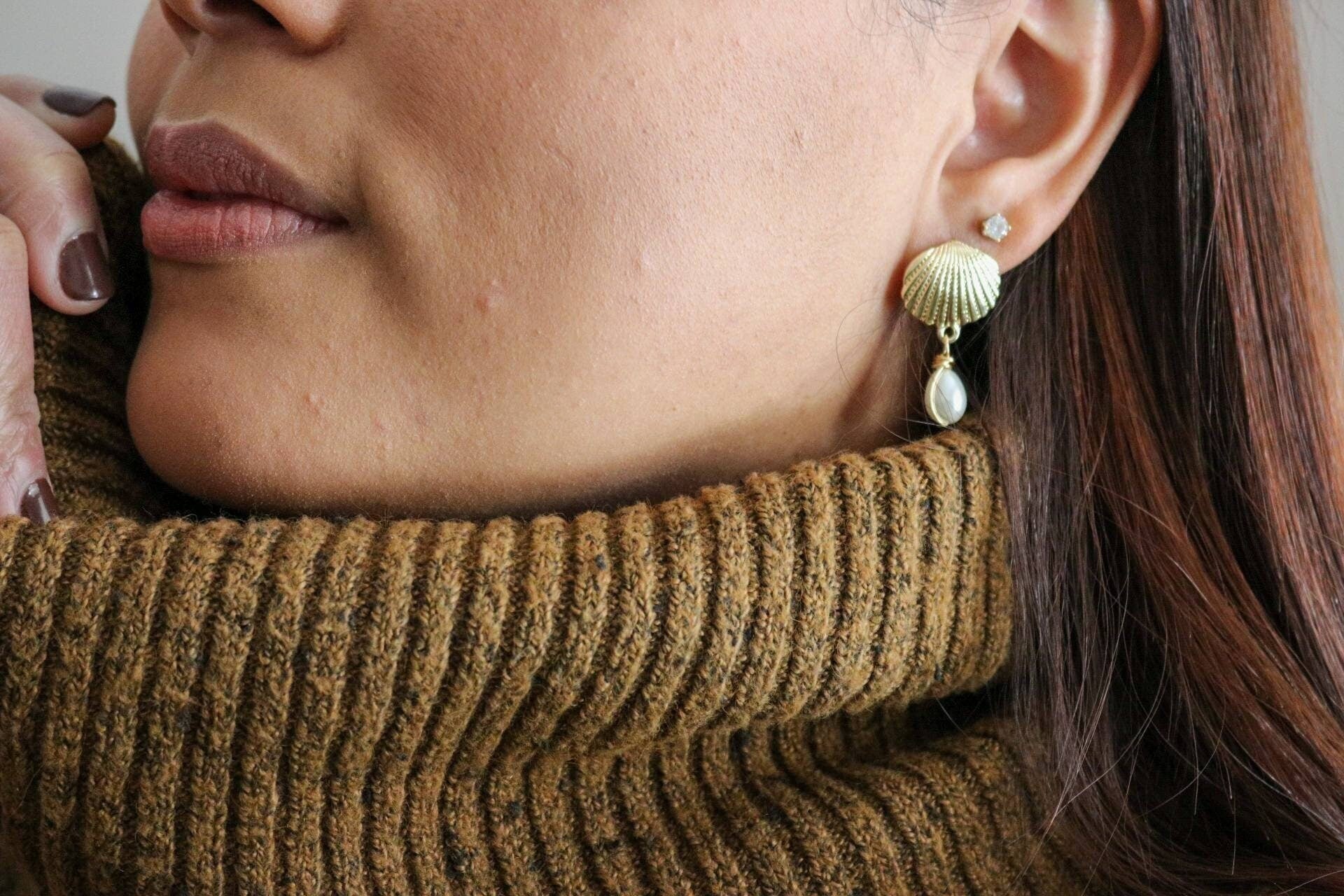 Scallop Shell Earrings, Shell Pearl Earrings, Beachy earrings, Shell huggie earring, Beachy jewelry, Beach wedding, Gold scallop shell Ear