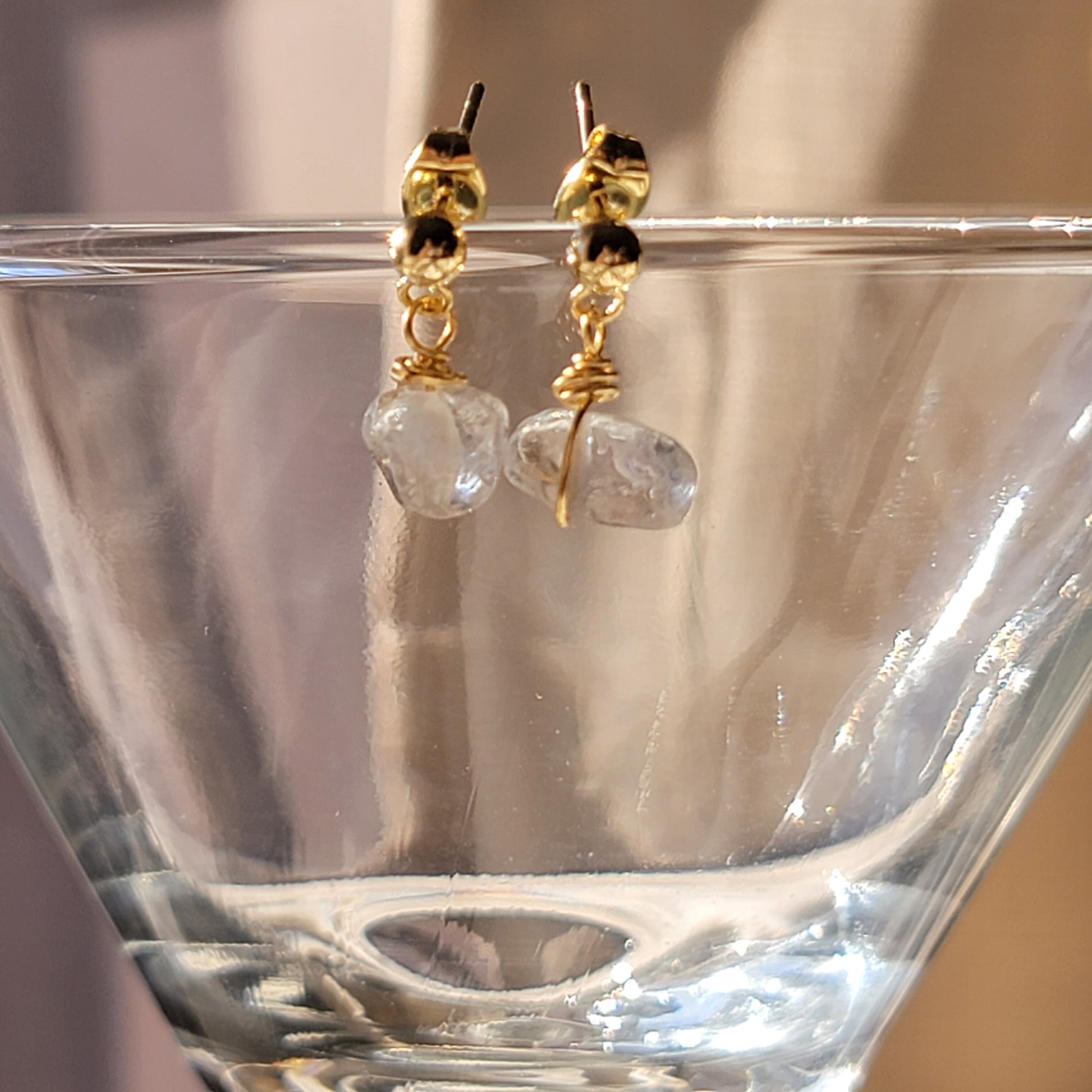 Clear crystal quartz earrings, Raw crystal earrings, minimaliste earring, dainty tiny earrings, Lightweight earrings, small huggy earrings