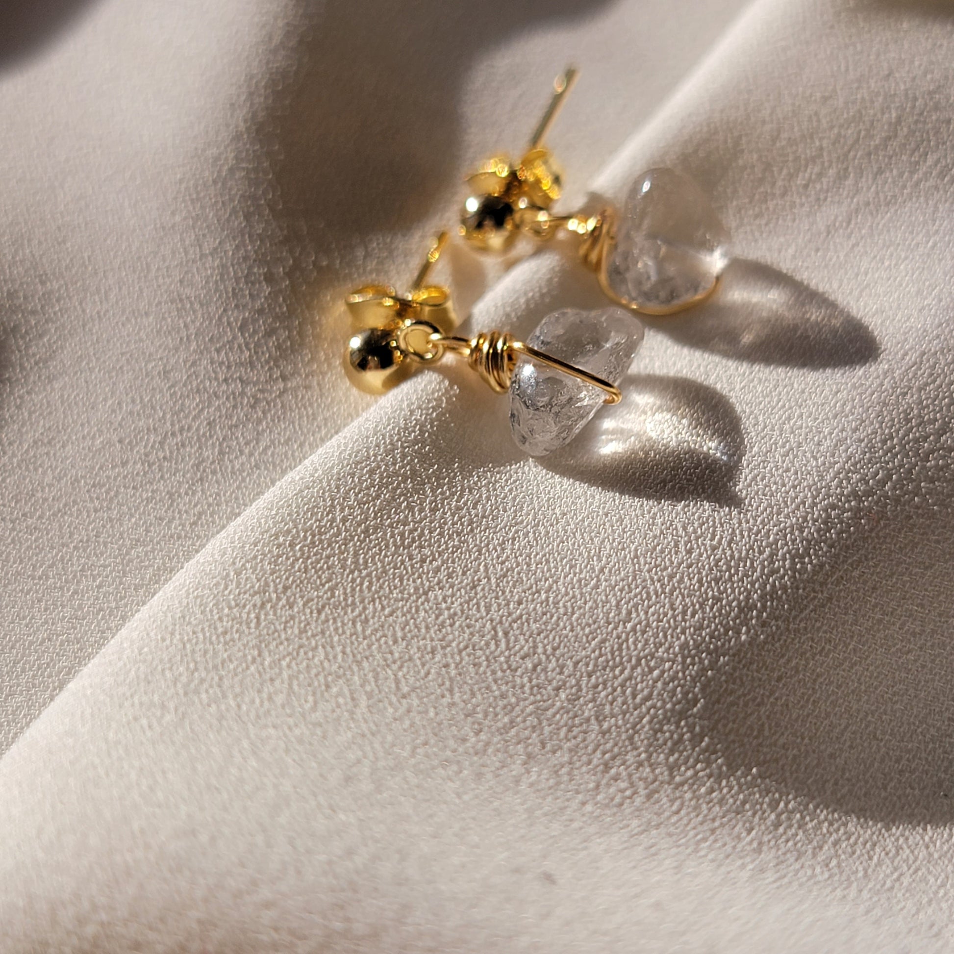 Clear crystal quartz earrings, Raw crystal earrings, minimaliste earring, dainty tiny earrings, Lightweight earrings, small huggy earrings