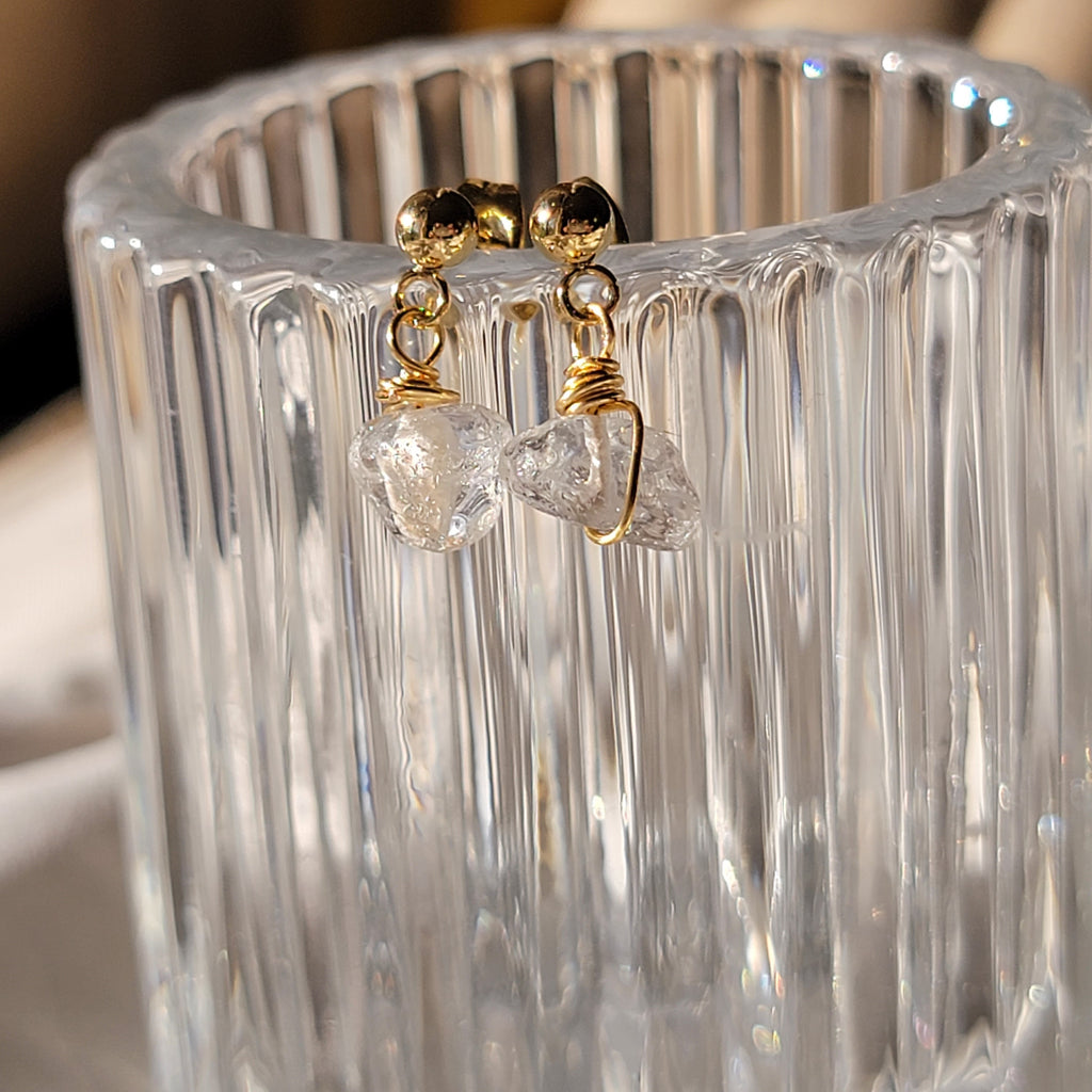 Clear crystal quartz earrings, Raw crystal earrings, minimaliste earring, dainty tiny earrings, Lightweight earrings, small huggy earrings