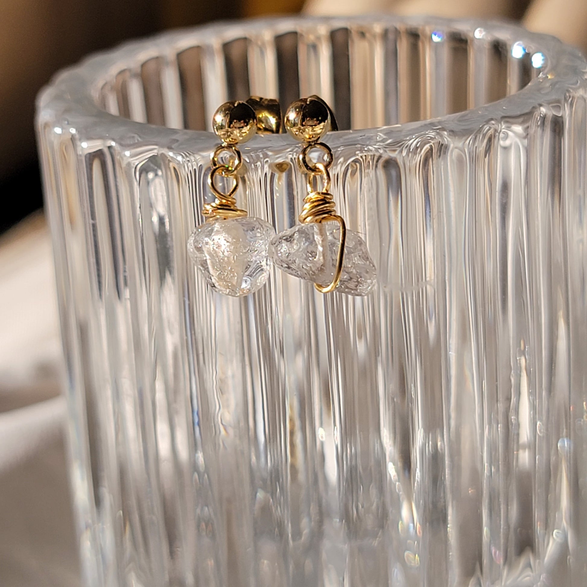 Clear crystal quartz earrings, Raw crystal earrings, minimaliste earring, dainty tiny earrings, Lightweight earrings, small huggy earrings