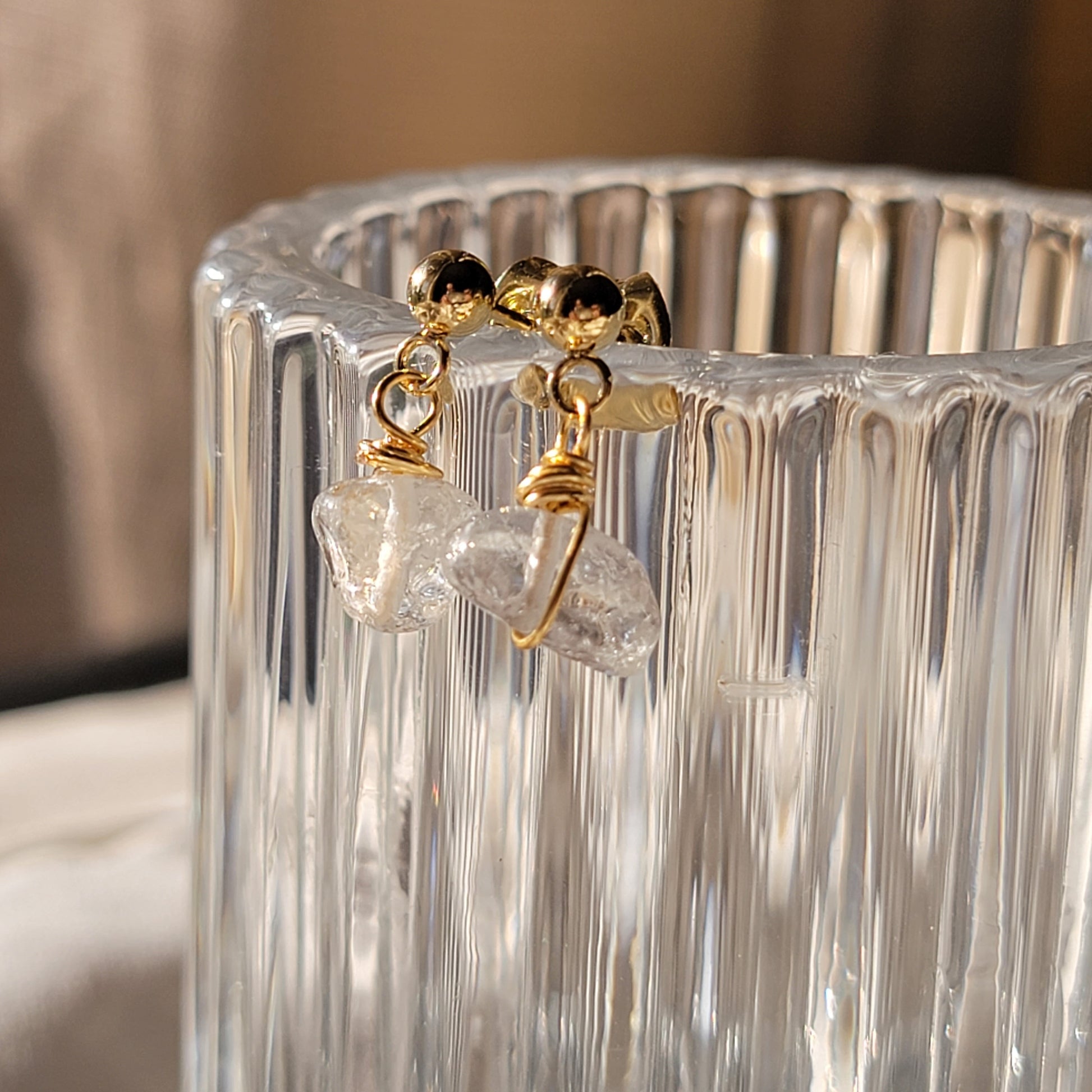 Clear crystal quartz earrings, Raw crystal earrings, minimaliste earring, dainty tiny earrings, Lightweight earrings, small huggy earrings