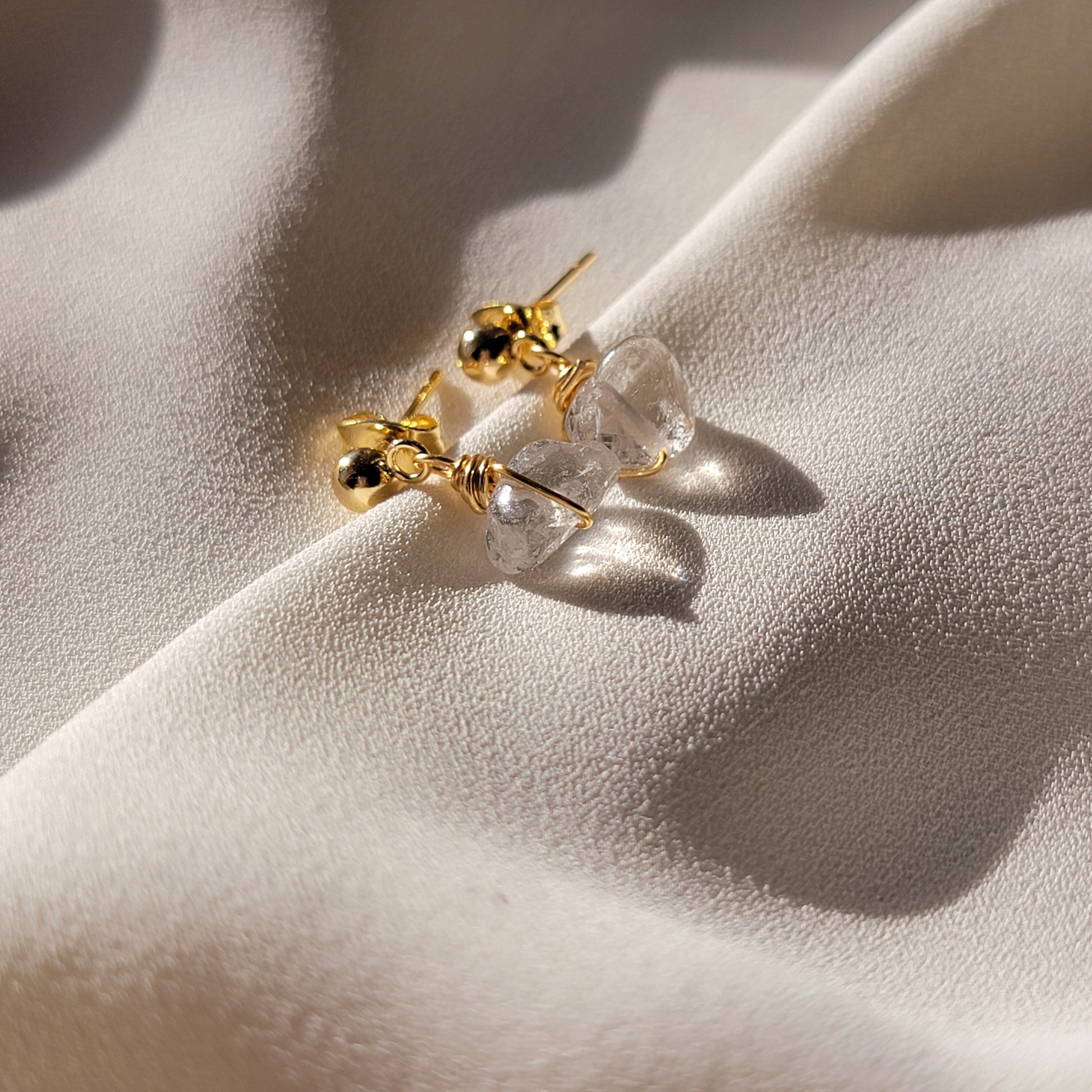 Clear crystal quartz earrings, Raw crystal earrings, minimaliste earring, dainty tiny earrings, Lightweight earrings, small huggy earrings