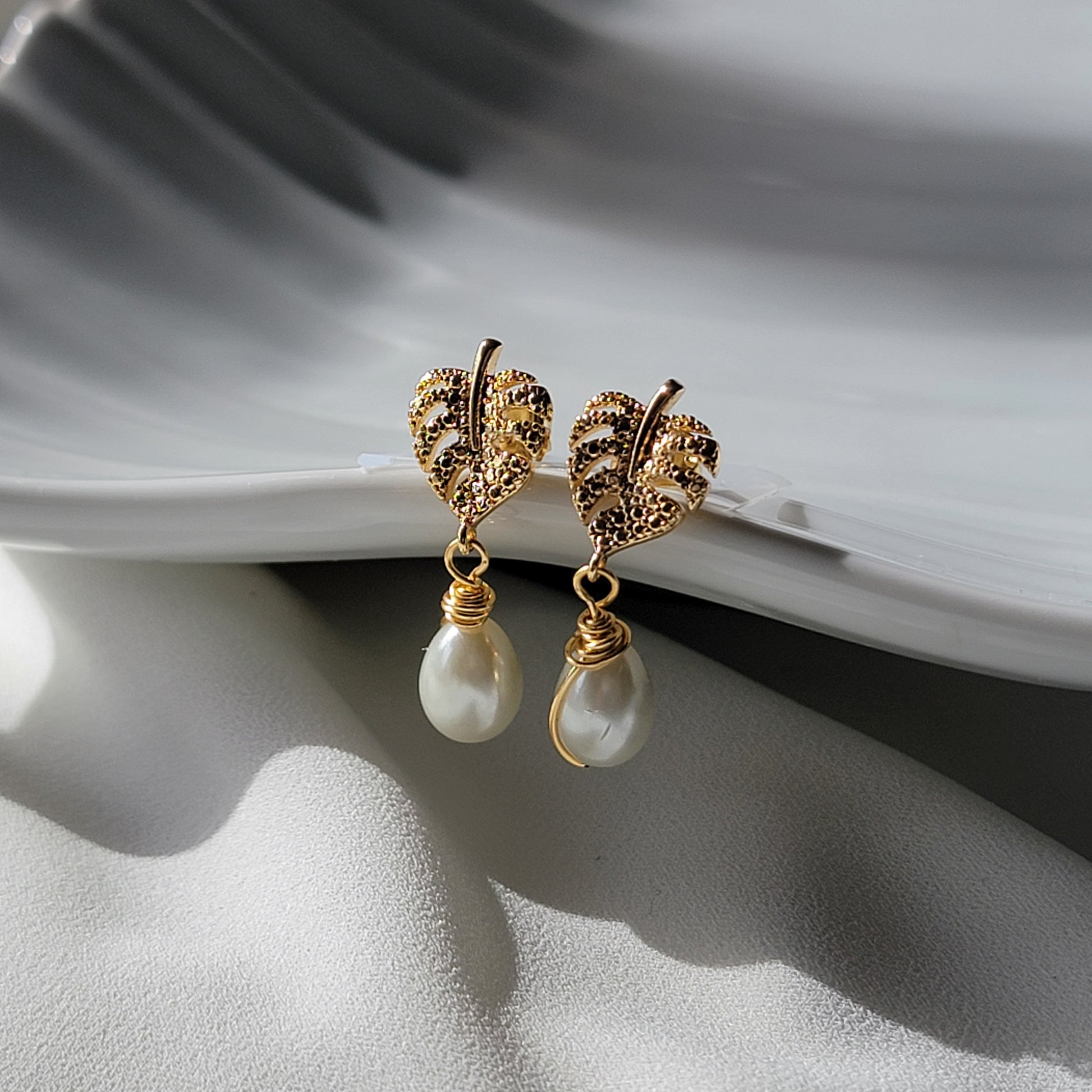 Monstera Leaf gold pearl earrings, Real Pearl earrings wedding, Bridesmaid pearl drop earrings, pearl gifted earring, gifted earring