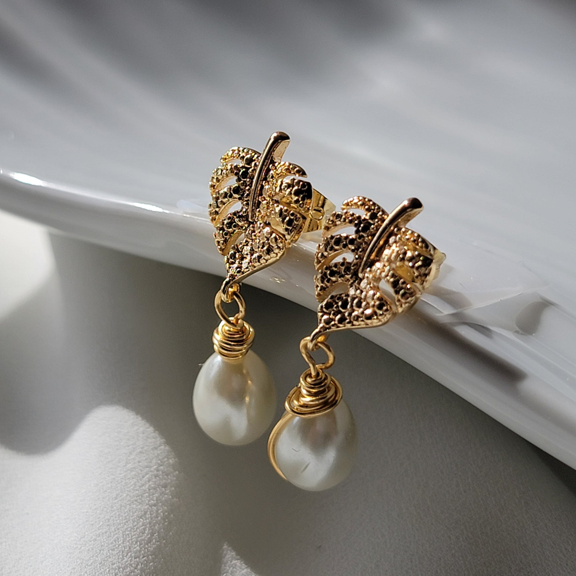 Monstera Leaf gold pearl earrings, Real Pearl earrings wedding, Bridesmaid pearl drop earrings, pearl gifted earring, gifted earring