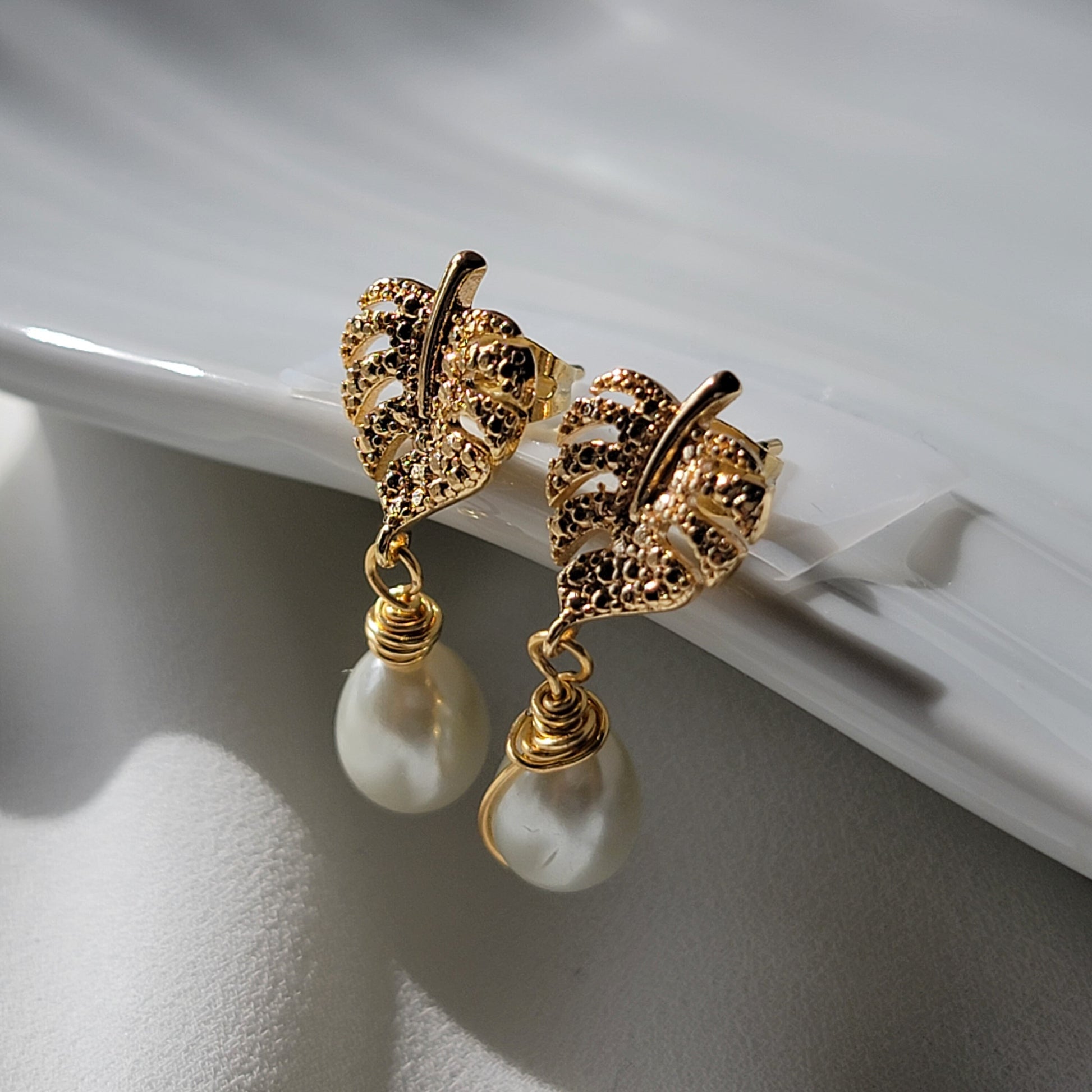 Monstera Leaf gold pearl earrings, Real Pearl earrings wedding, Bridesmaid pearl drop earrings, pearl gifted earring, gifted earring