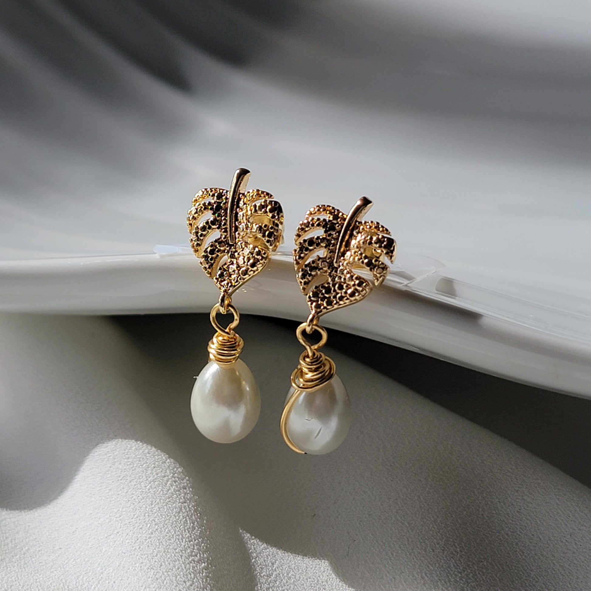 Monstera Leaf gold pearl earrings, Real Pearl earrings wedding, Bridesmaid pearl drop earrings, pearl gifted earring, gifted earring