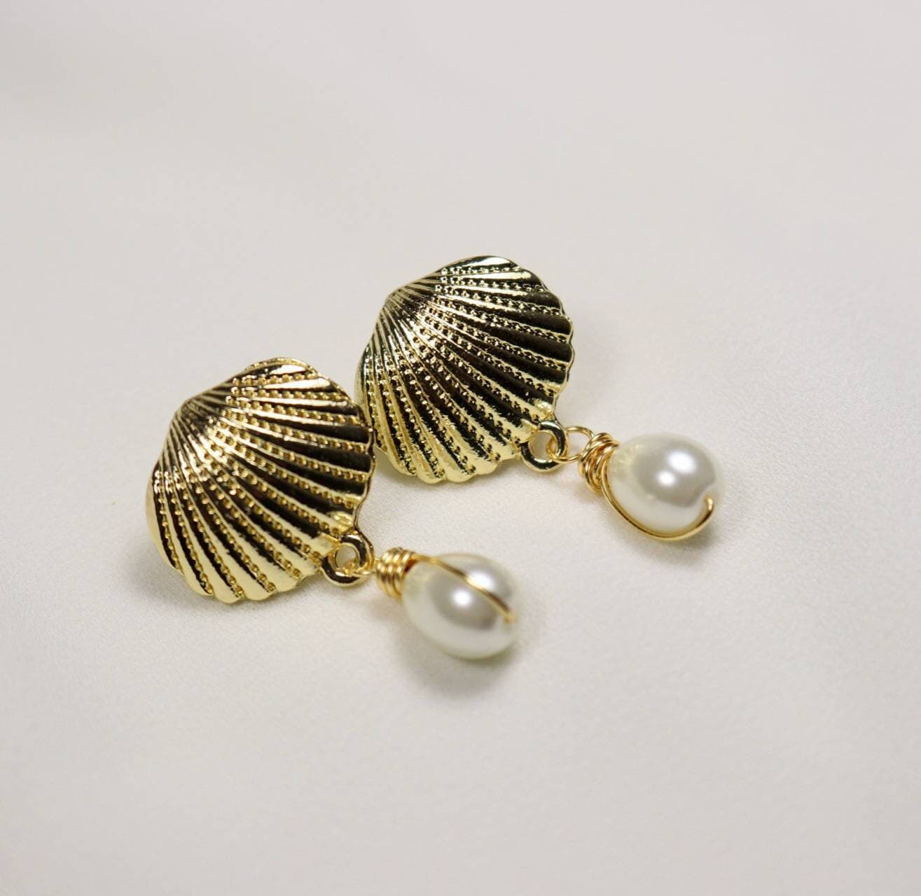 Scallop Shell Earrings, Shell Pearl Earrings, Beachy earrings, Shell huggie earring, Beachy jewelry, Beach wedding, Gold scallop shell Ear