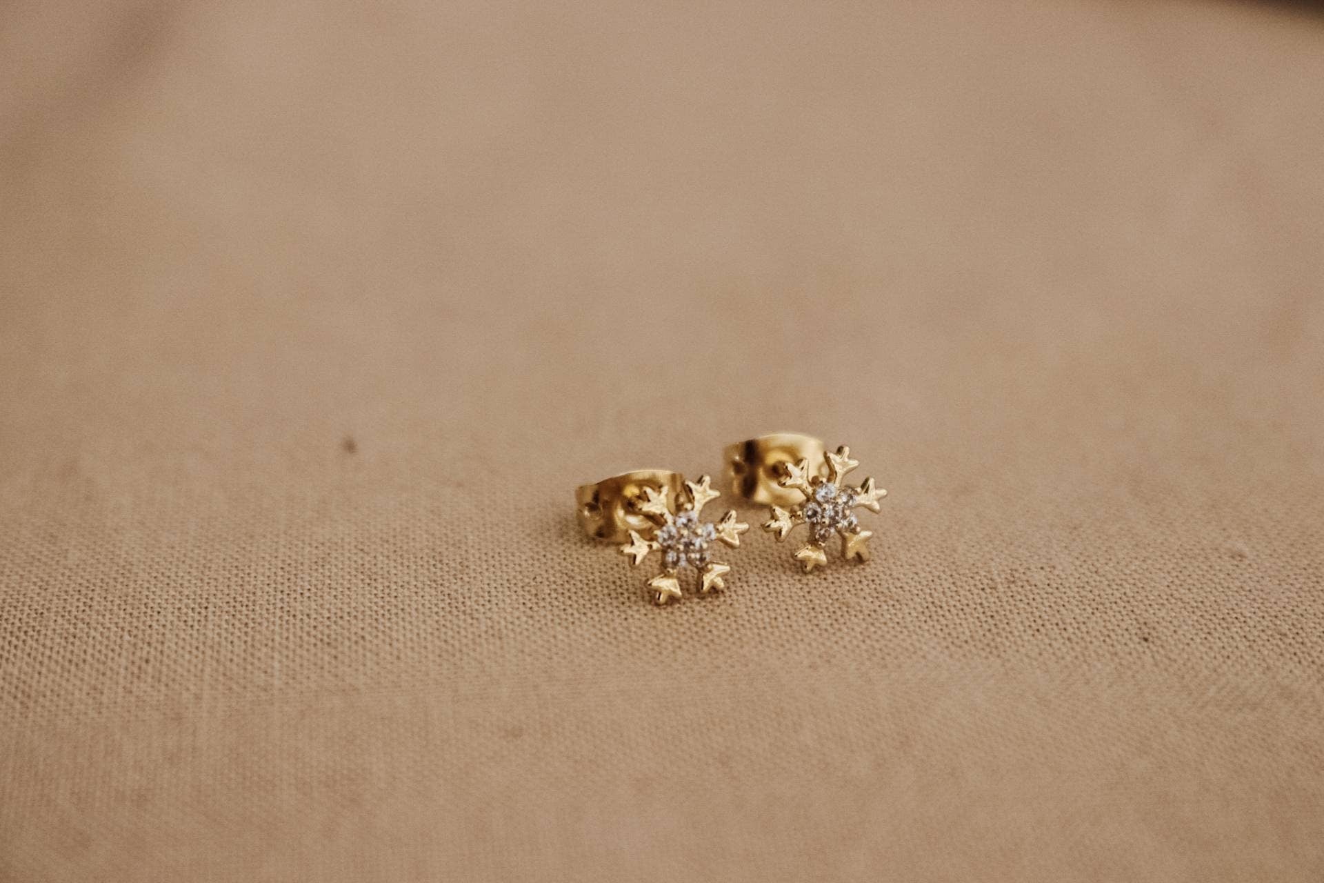 Tiny Snowflake stud gold Earrings, earrings+christmas, WINTER earrings, Snow earrings, giftful earrings, christmas-gifted, christmas giftful